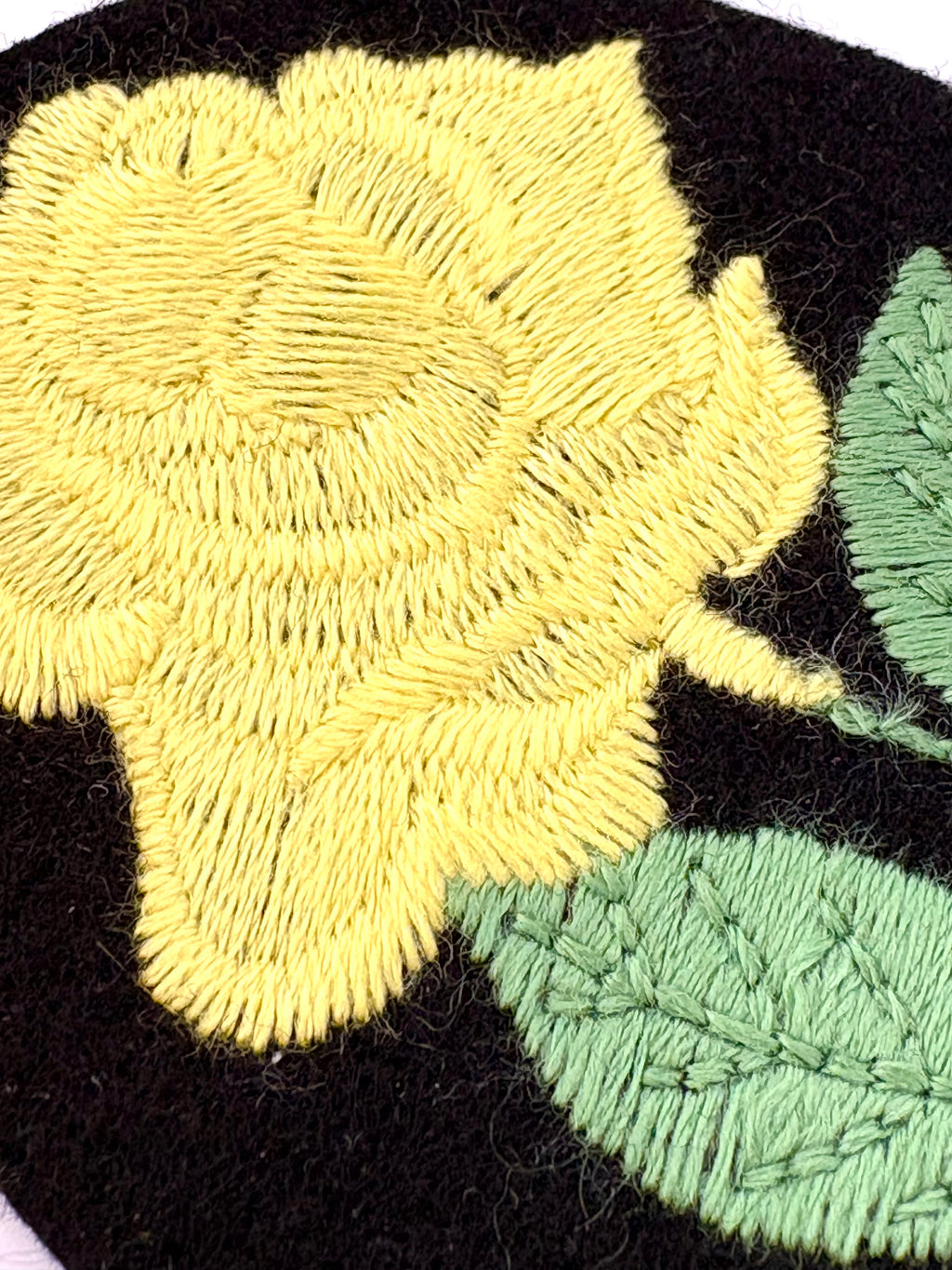 ミシン刺繍糸 ソフエル（黄色）刺繍サンプル　エンゼルキング