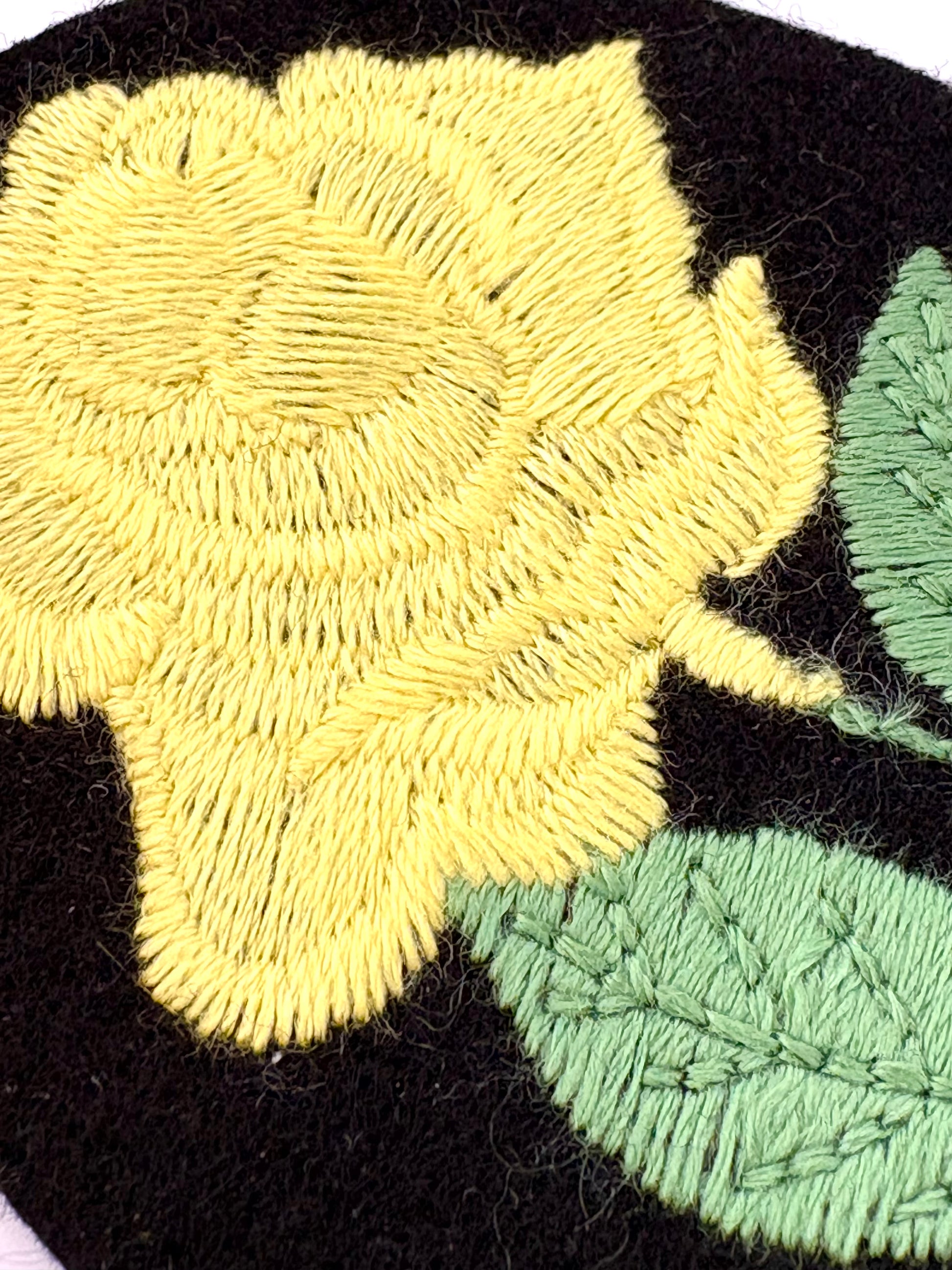 ミシン刺繍糸 ソフエル（黄色）刺繍サンプル　エンゼルキング