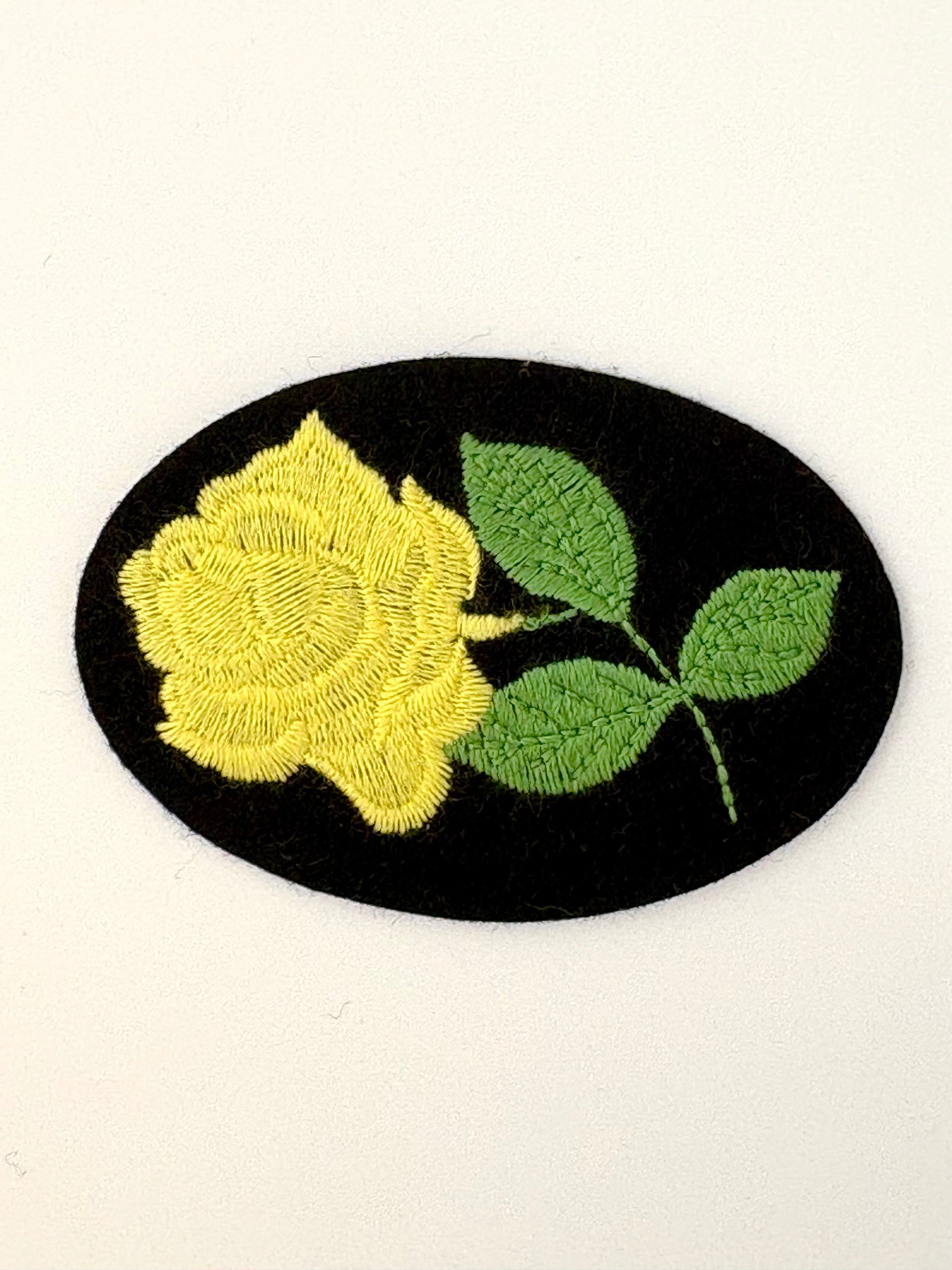 ミシン刺繍糸 ソフエル（黄色）刺繍サンプル　エンゼルキング