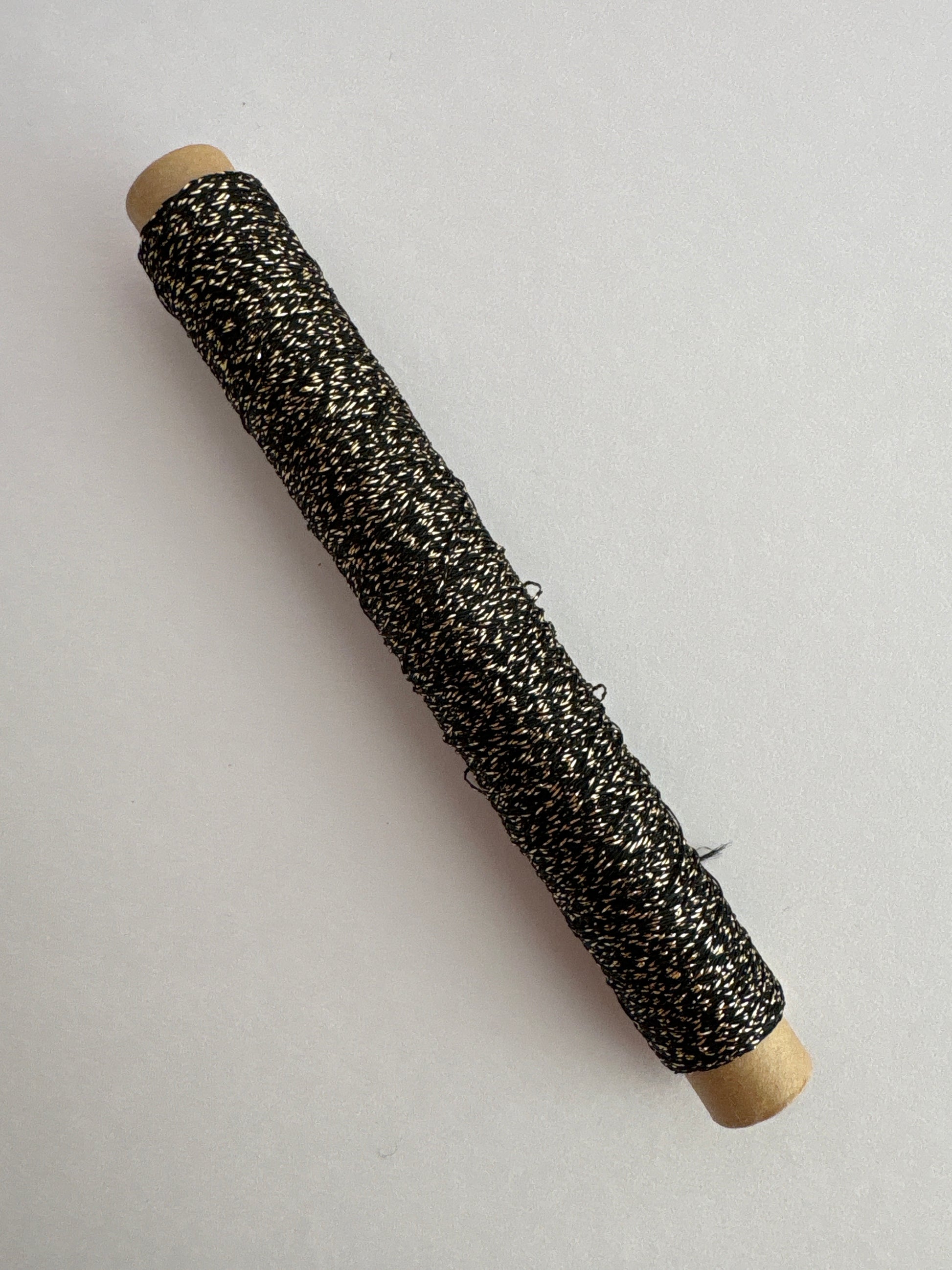 ラメックス　シガレット巻 100m（ラメ感しっかりある柔らかな刺繍糸）