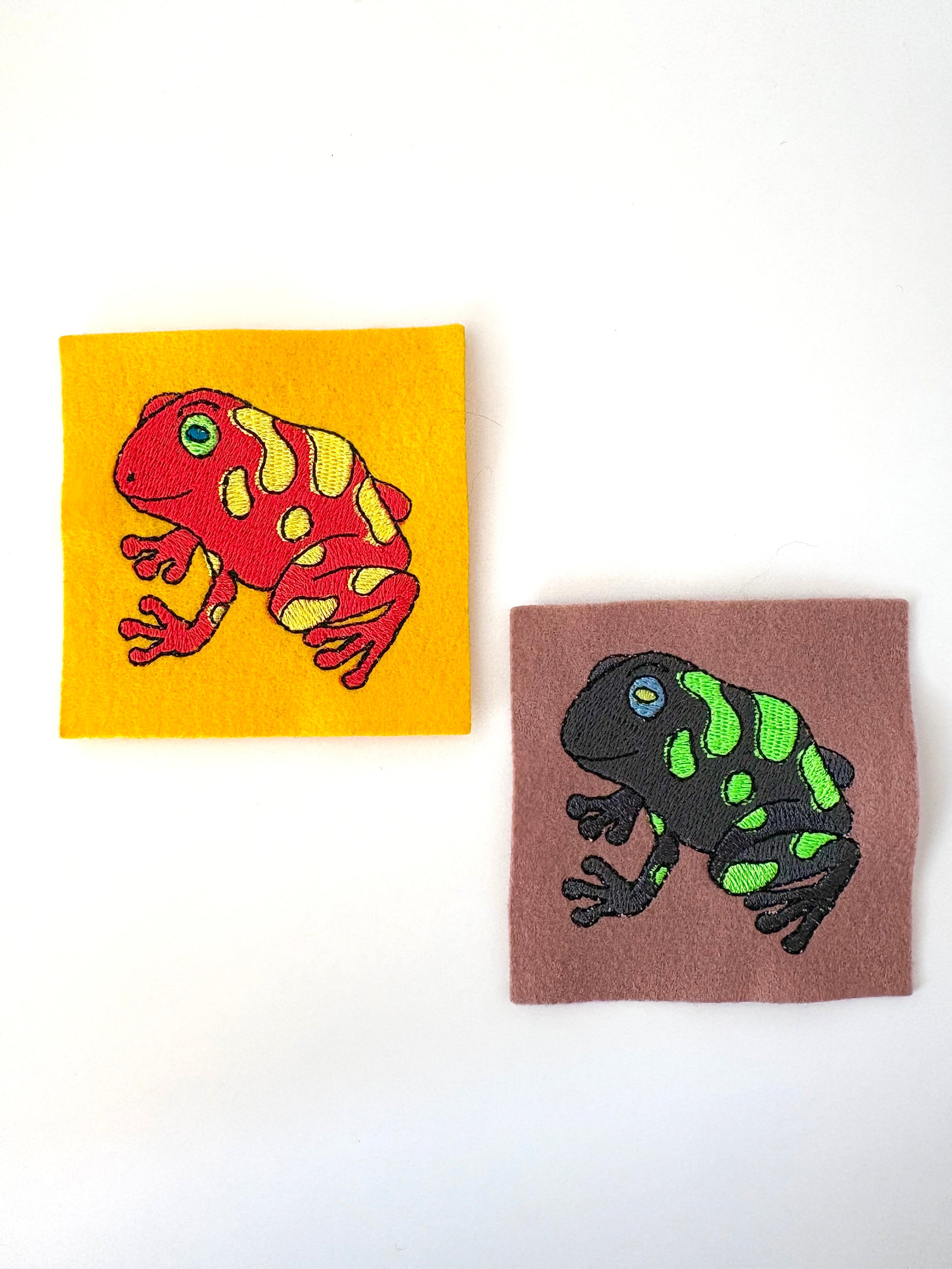 ミシン刺繍糸 レーヨン 刺繍サンプル（カエル　オレンジ・グレー）エンゼルキング