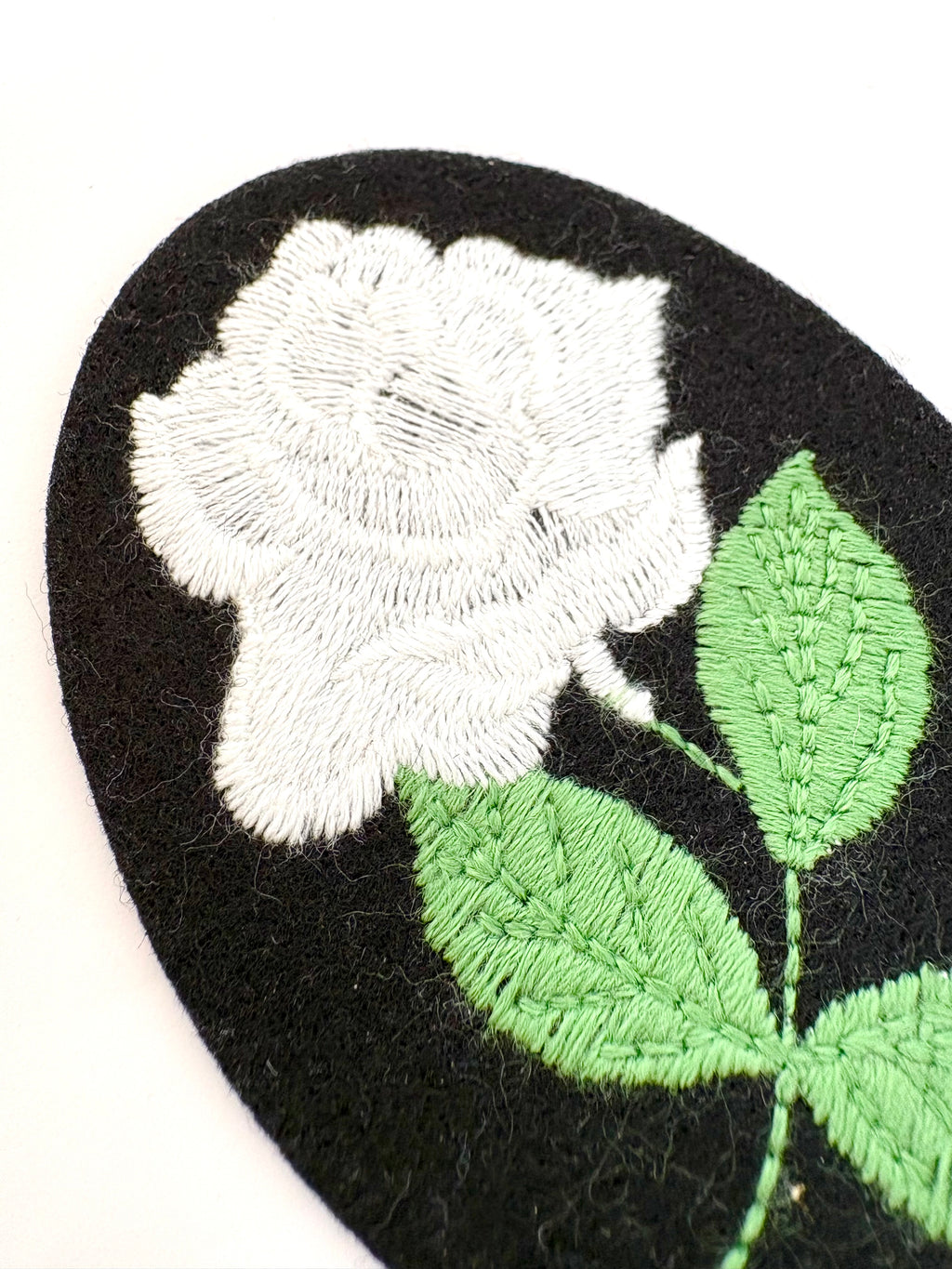 ミシン刺繍糸 ソフエル（白）刺繍サンプル　エンゼルキング