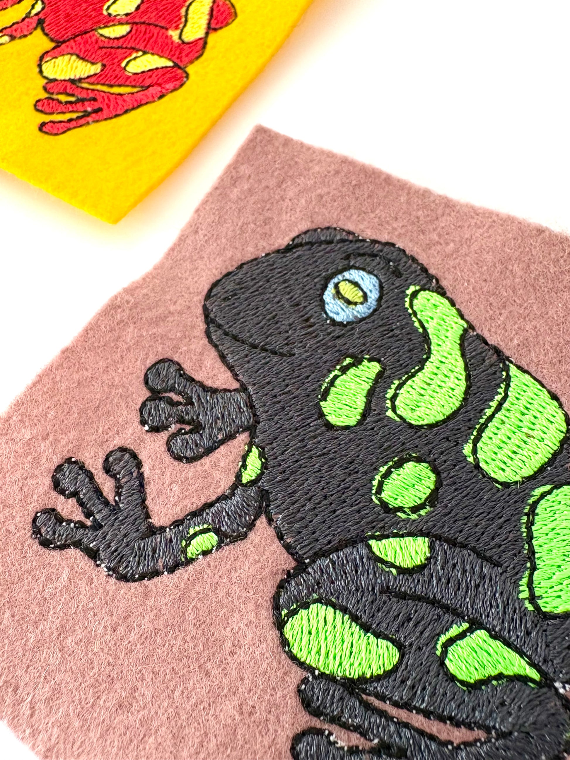 ミシン刺繍糸 レーヨン 刺繍サンプル（カエル）エンゼルキング