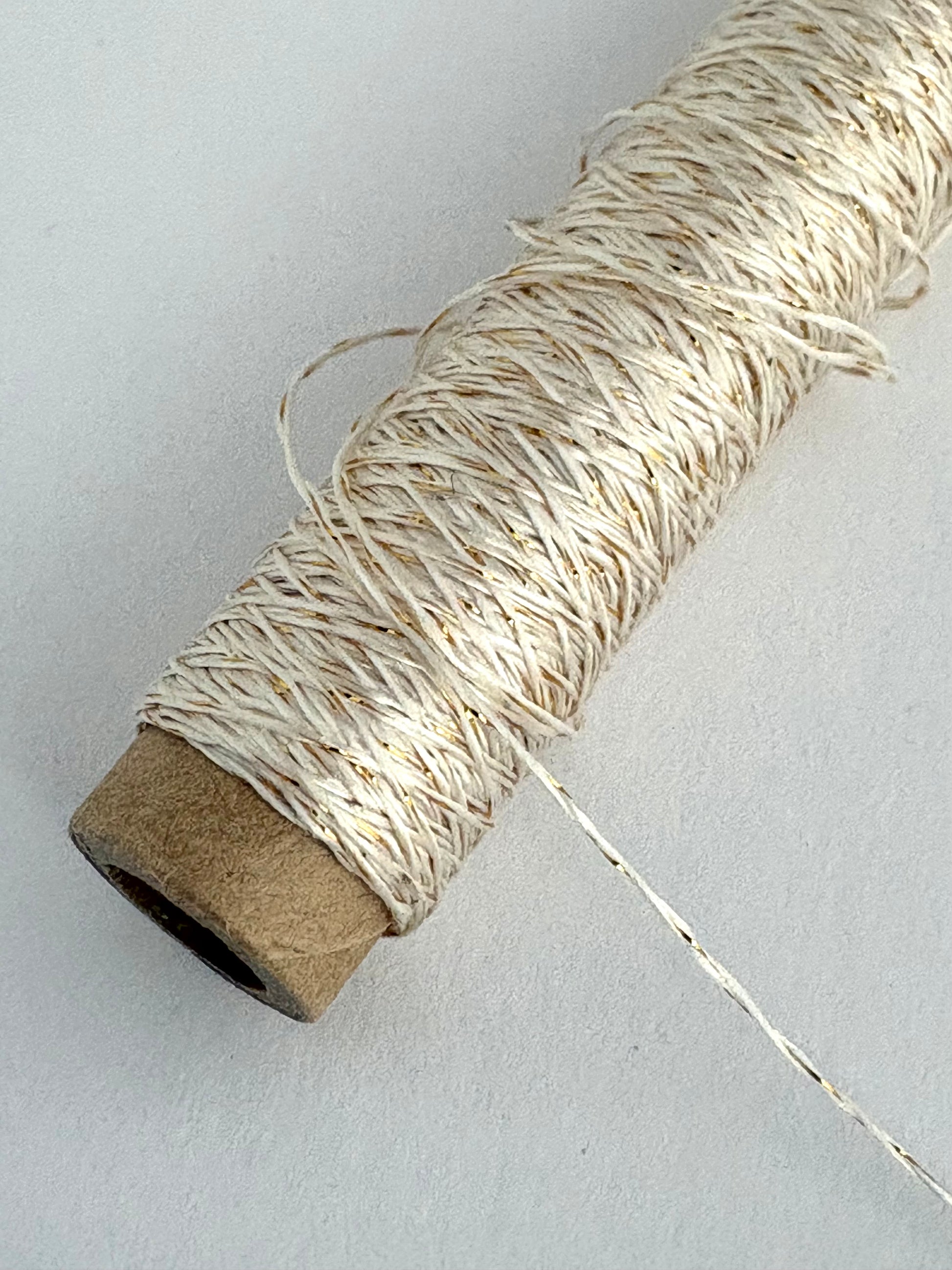 正絹(シルク）に金ラメをより合わせた刺繍糸【正絹金ラメ】