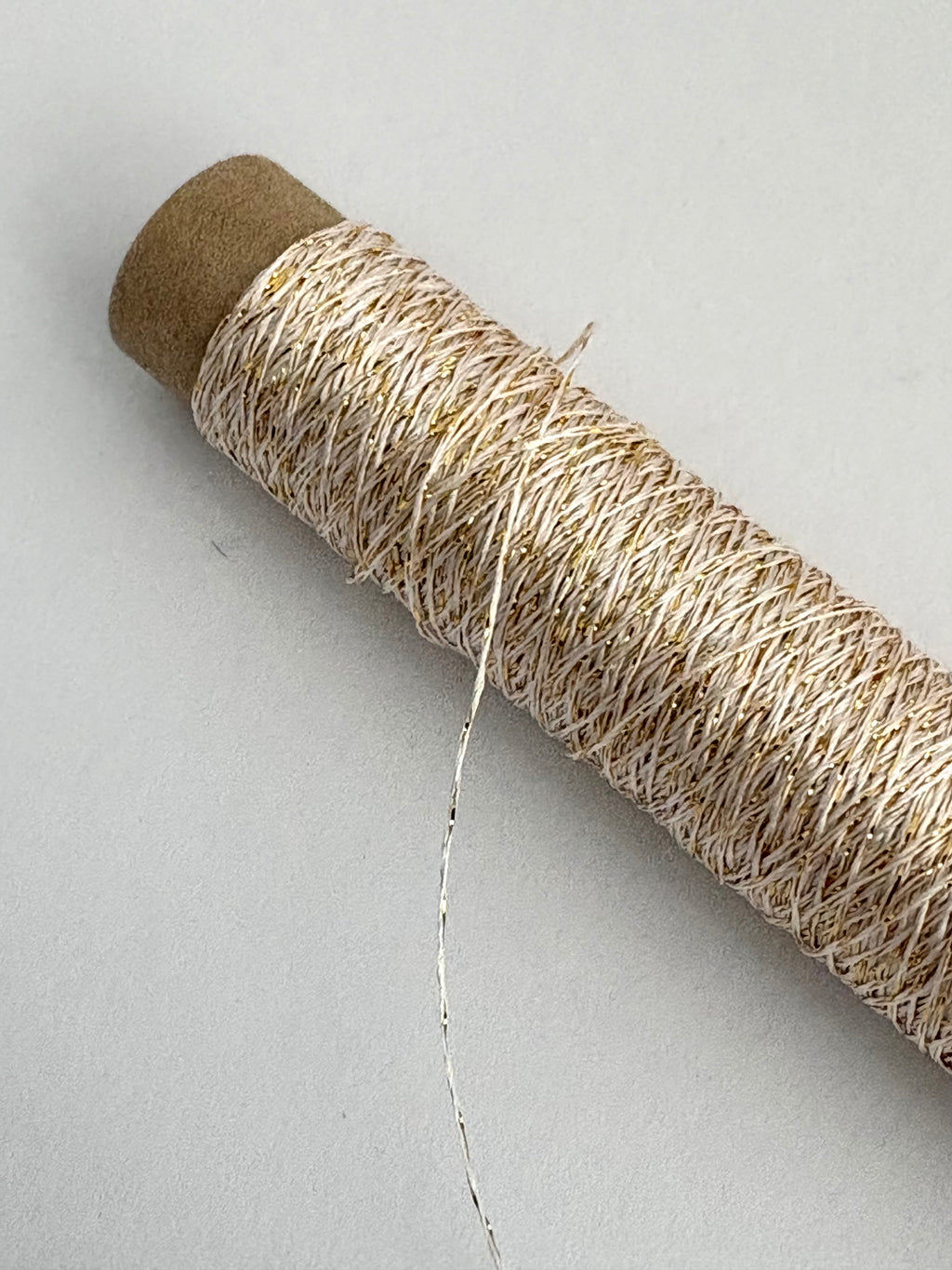 正絹(シルク）に金ラメをより合わせた刺繍糸【正絹金ラメ】