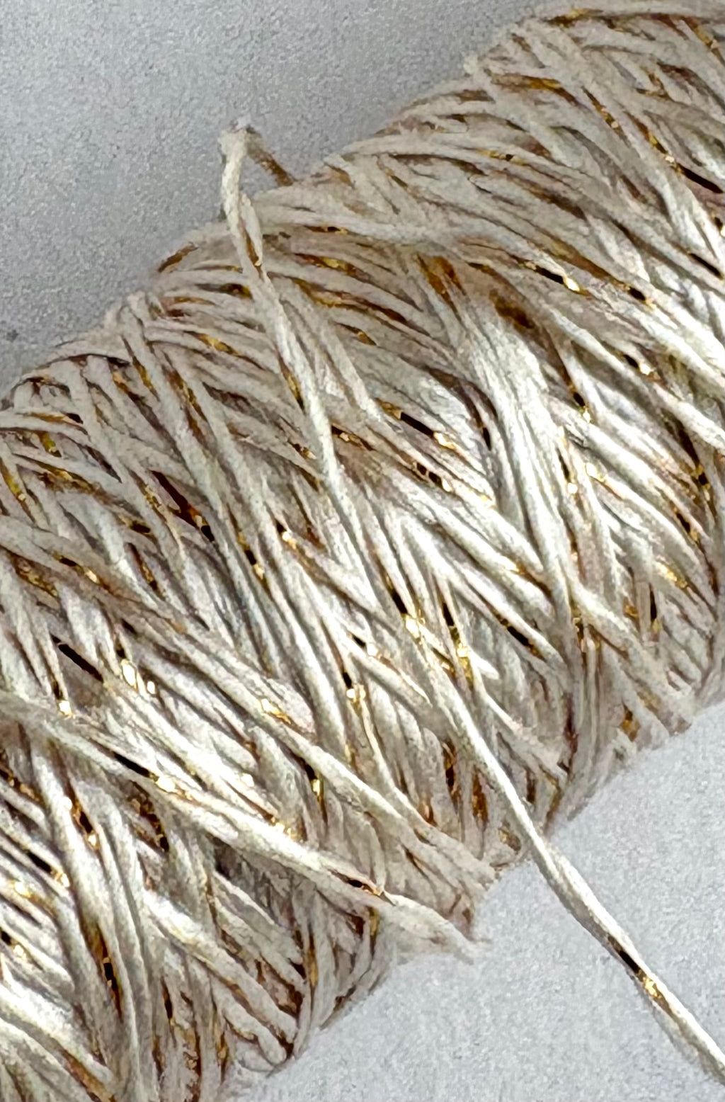 正絹(シルク）に金ラメをより合わせた刺繍糸【正絹金ラメ】