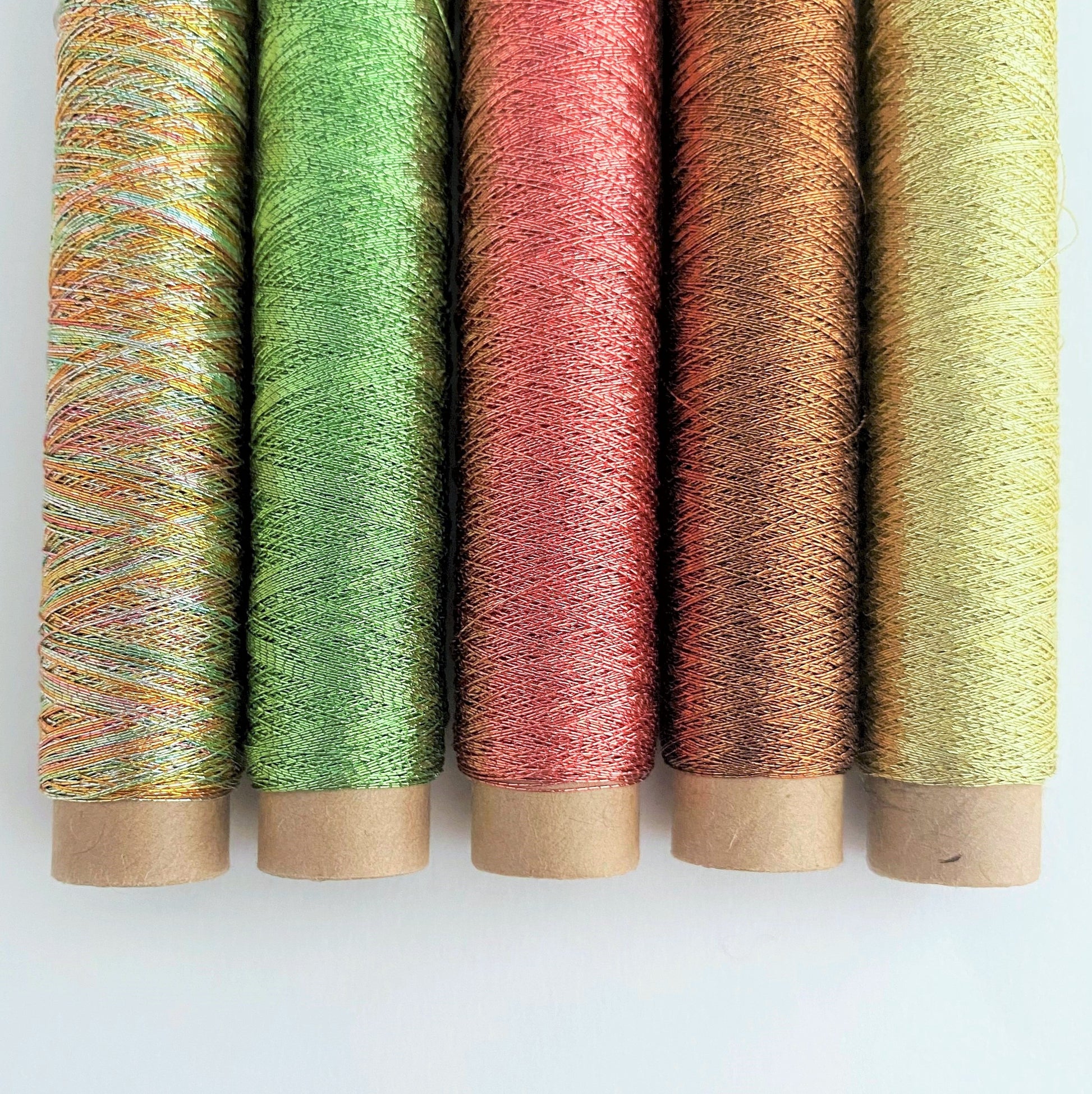 1掛カラー金糸セット　陽だまりの庭　刺繍糸アップ