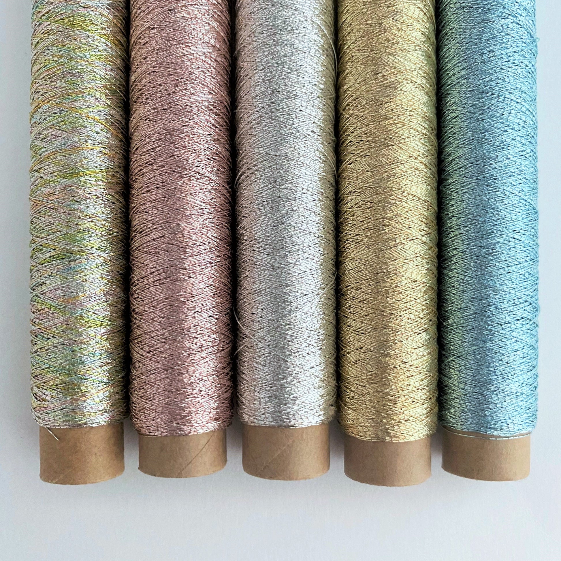 1掛カラー金糸セット　砂糖菓子　刺繍糸アップ