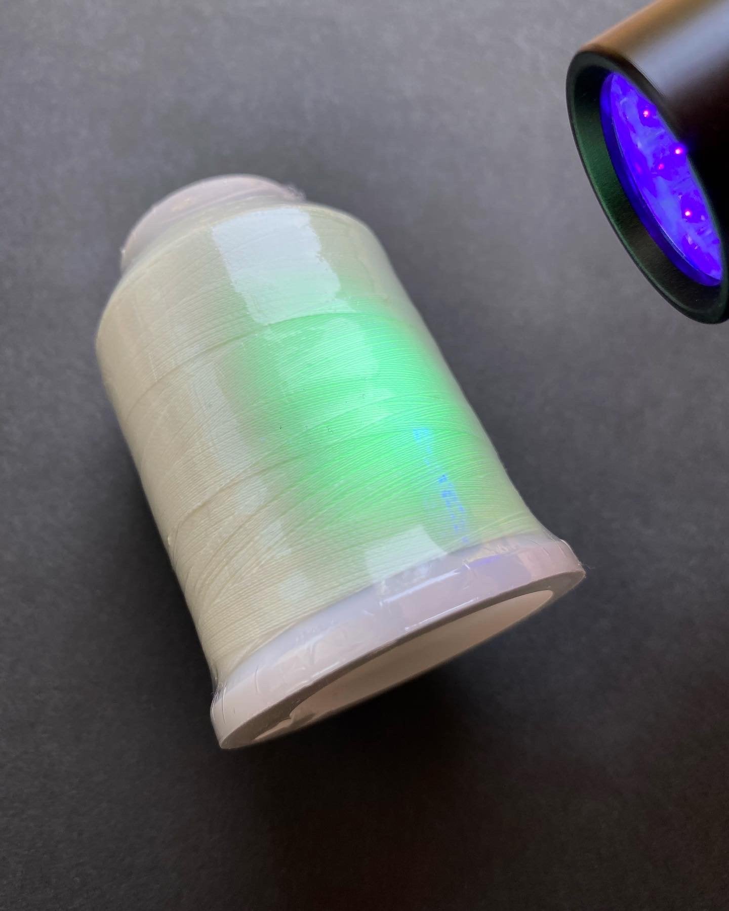 暗闇で光るミシン刺繍糸　エメライト蓄光糸