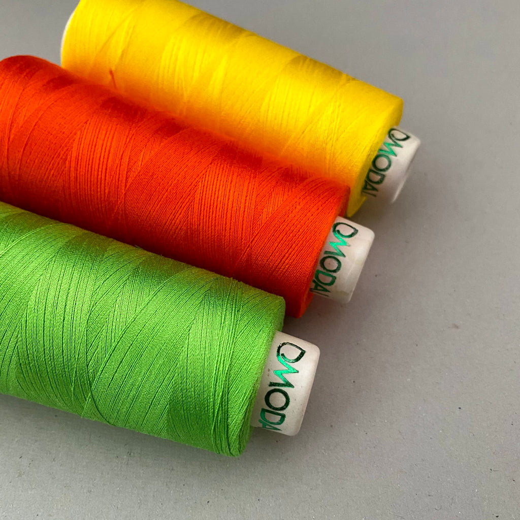 モダールレーヨンミシン刺繡糸　みどり　赤　黄色