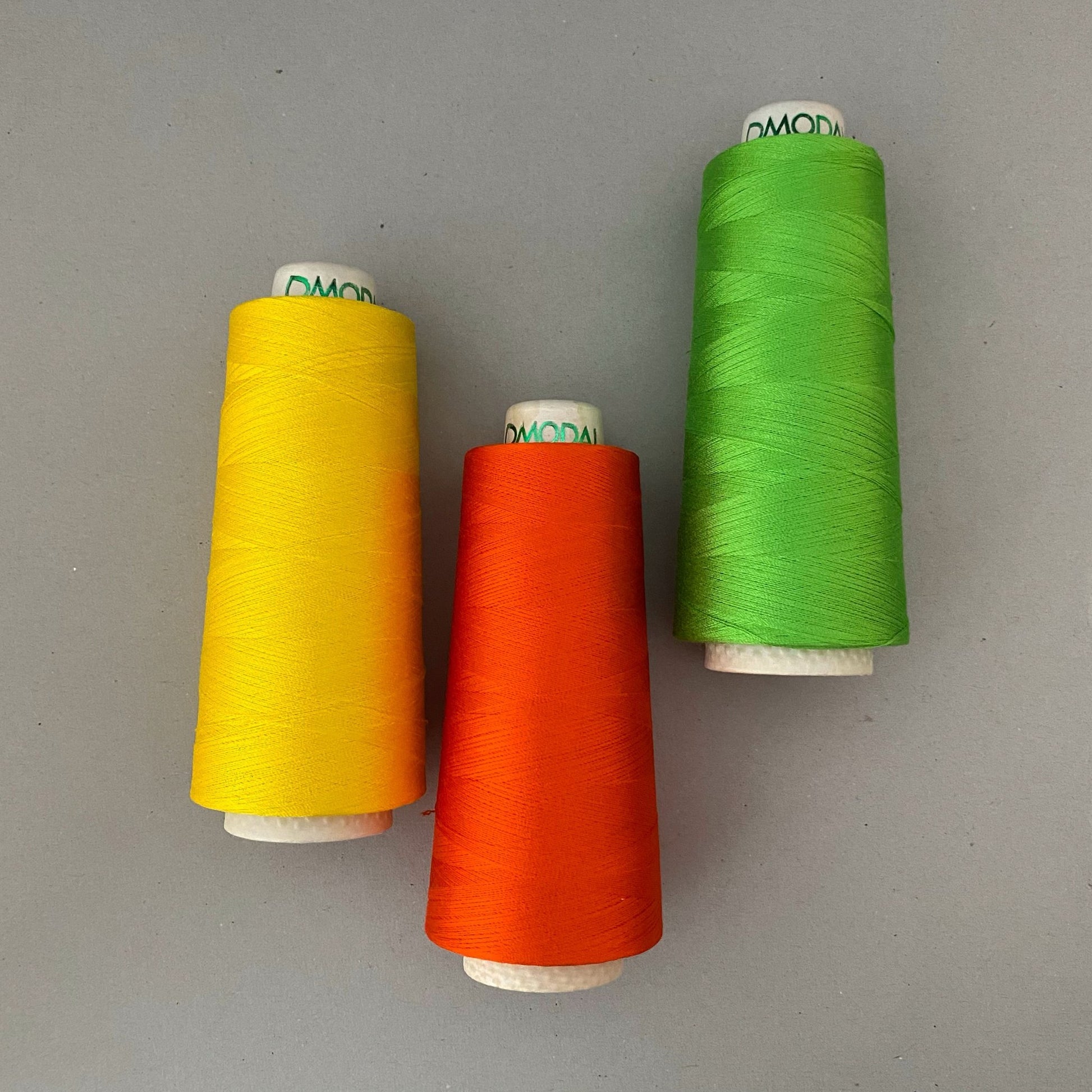 レーヨンミシン刺繡糸見本帳　黄色　赤　みどり